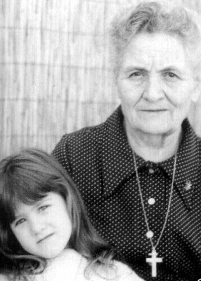 Η Τζένιφερ Άνιστον σε νεαρή ηλικία με τη γιαγιά της, Στέλλα