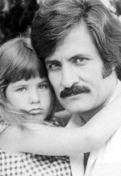 Η μικρή Τζένιφερ αγκαλιά με τον πατέρα της