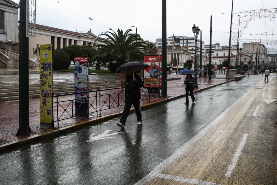 Άνθρωποι κυκλοφορούν με ομπρέλες στην οδό Πανεπιστημίου / ΣΩΤΗΡΗΣ ΔΗΜΗΤΡΟΠΟΥΛΟΣ/EUROKINISSI