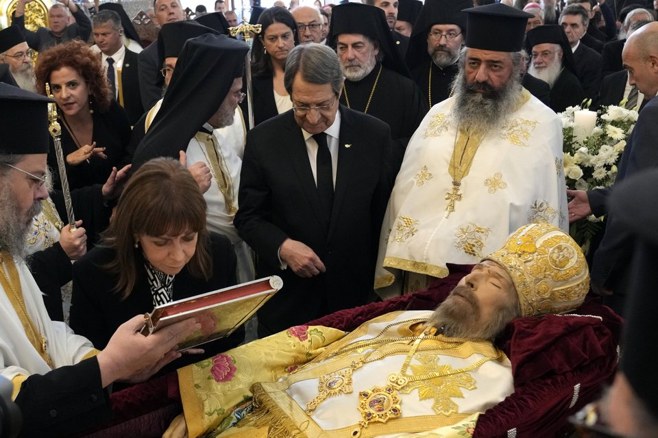 Η πρόεδρος της Ελληνικής Δημοκρατίας και ο πρόεδρος της Κυπριακής Δημοκρατίας Νίκος Αναστασιάδης στην εξόδιο ακολουθία του Αρχιεπισκόπου Χρυσόστομου