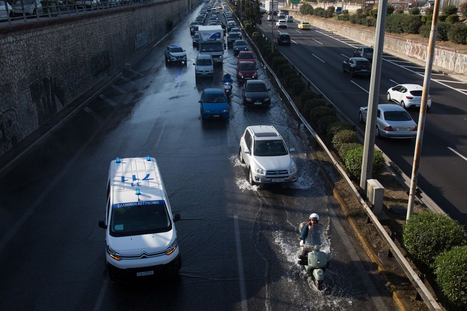 Κυκλοφοριακό έμφραγμα προκάλεσαν τα νερά στον Κηφισό