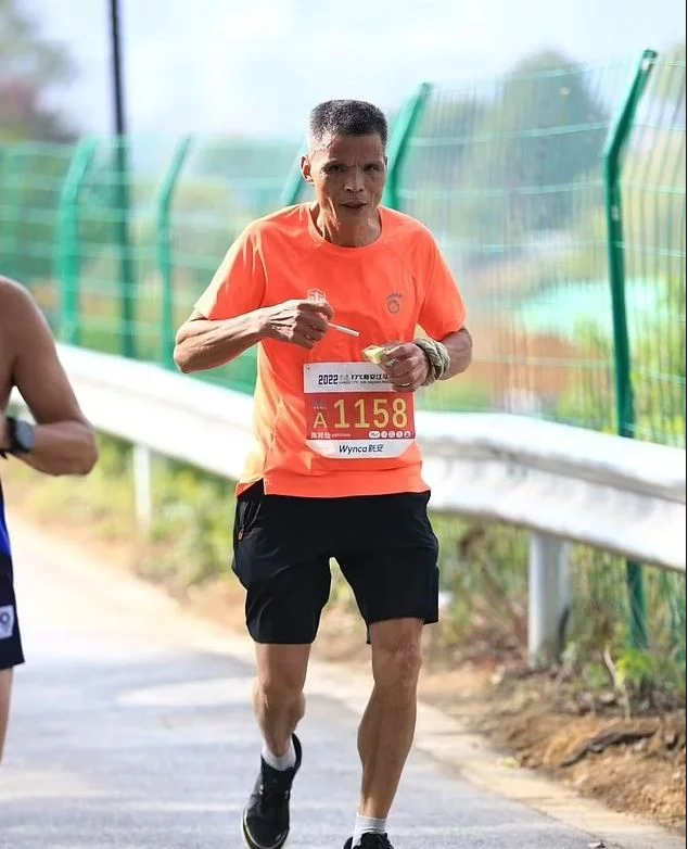 Ο 50χρονος αθλητής τρέχει με ένα τσιγάρο στο χέρι