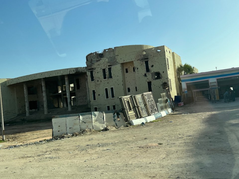 Κτίρια κατεστραμμένα από βλήματα κατά μήκος της διαδρομής για το λιμάνι της Βεγγάζης