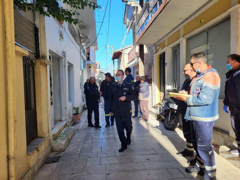 Αστυνομικές και πυροσβεστικές αρχές στο σημείο όπου βρέθηκε νεκρός ο 33χρονος στη Λευκάδα / lefkadapress.gr