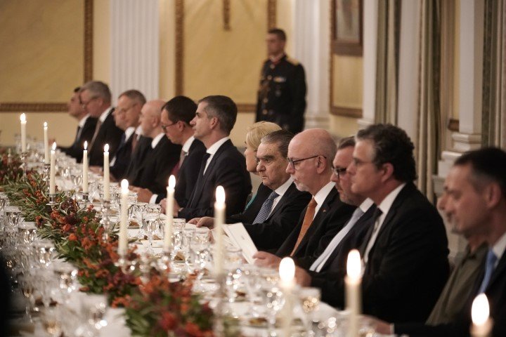 Στιγμιότυπο από τους καλεσμένους στο προεδρικό δείπνο προς τιμήν του βασιλιά και της βασίλισσας της Ολλανδίας / Φωτογραφία: Menelaos Myrillas / SOOC