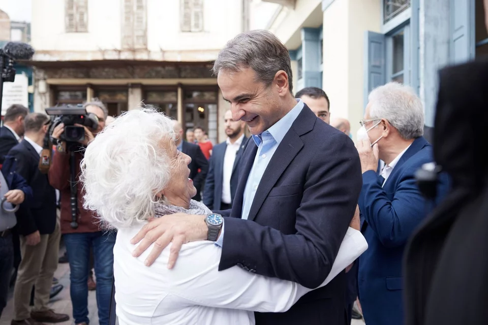 Θερμή υποδοχή από μία κάτοικο στον πρωθυπουργό Κυριάκο Μητσοτάκη 