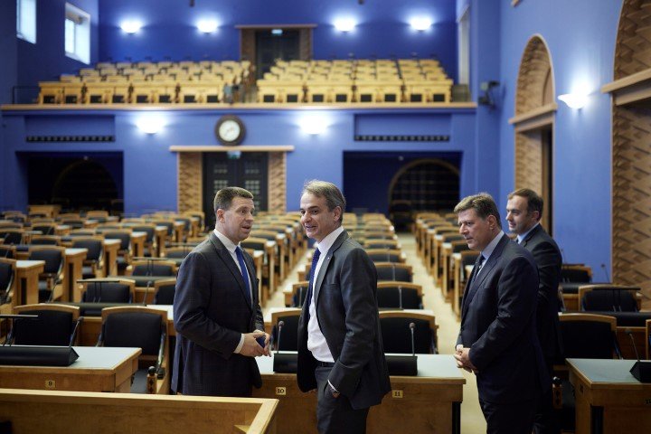 Ο πρωθυπουργός Κυριάκος Μητσοτάκης και ο αναπληρωτής υπουργός Εξωτερικών Μιλτιάδης Βαρβιτσιώτης σε συνάντηση με τον πρόεδρο της Εσθονίας, Alar Karis / Φωτογραφία: ΓτΠ / Δημήτρης Παπαμήτσος