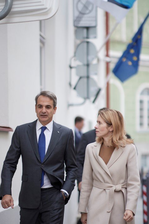 Ο Κυριάκος Μητσοτάκης με την πρωθυπουργό της Εσθονίας Κάγια Κάλας περπατούν στο Ταλίν / Φωτογραφία: ΓτΠ/Δημήτρης Παπαμήτσος