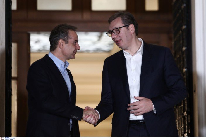 Ο Κυριάκος Μητσοτάκης υποδέχεται στο Μαξίμου τον Σέρβο πρωθυπουργό Βούτσιτς - Φωτογραφία: Δημήτρης Παπαμήτσος/Γραφείο Τύπου Πρωθυπουργού