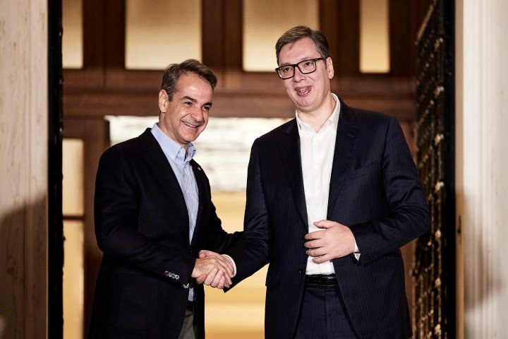 Ο Κυριάκος Μητσοτάκης υποδέχεται στο Μαξίμου τον Σέρβο πρωθυπουργό Βούτσιτς - Φωτογραφία: Δημήτρης Παπαμήτσος/Γραφείο Τύπου Πρωθυπουργού