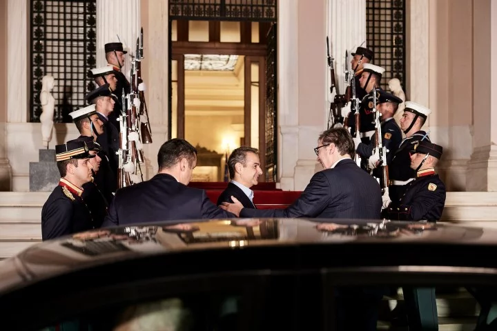 Ο Κυριάκος Μητσοτάκης υποδέχεται στο Μαξίμου τον Σέρβο πρωθυπουργό Βούτσιτς - Φωτογραφία: Δημήτρης Παπαμήτσος/Γραφείο Τύπου Πρωθυπουργού