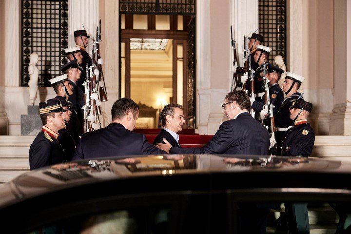 Ο Κυριάκος Μητσοτάκης υποδέχεται στο Μαξίμου τον Σέρβο πρωθυπουργό Βούτσιτς - Φωτογραφία: Δημήτρης Παπαμήτσος/Γραφείο Τύπου Πρωθυπουργού
