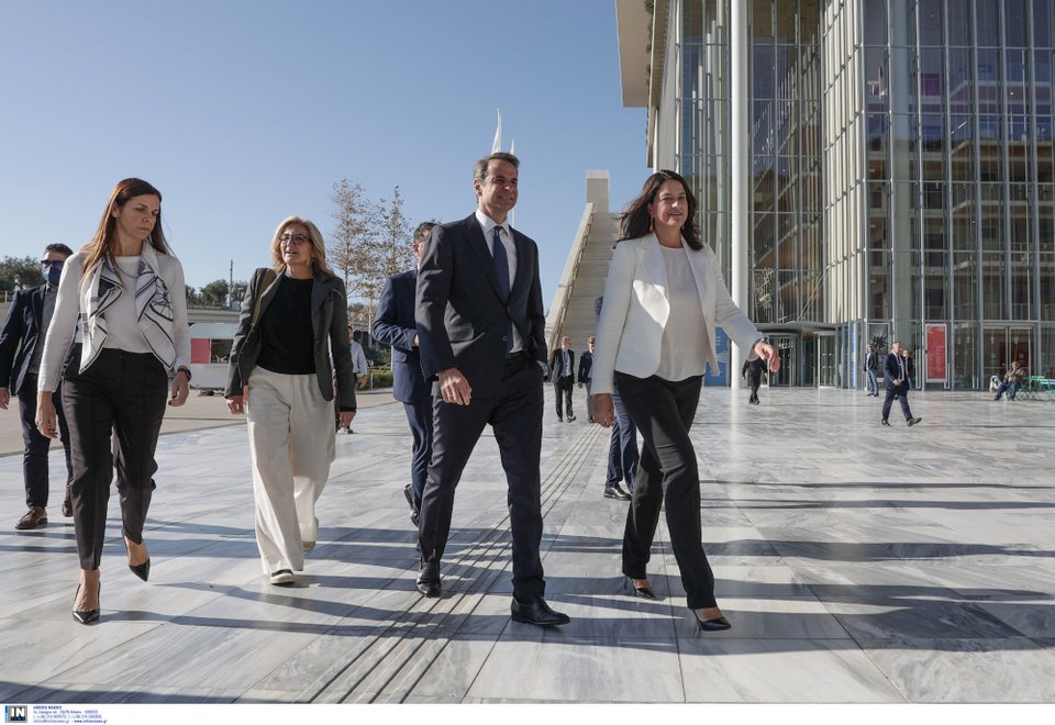 Τον πρωθυπουργό και τη σύζυγό του, Μαρέβα Γκραμπόφσκι-Μητσοτάκη υποδέχθηκε η υπουργός Παιδείας, Νίκη Κεραμέως