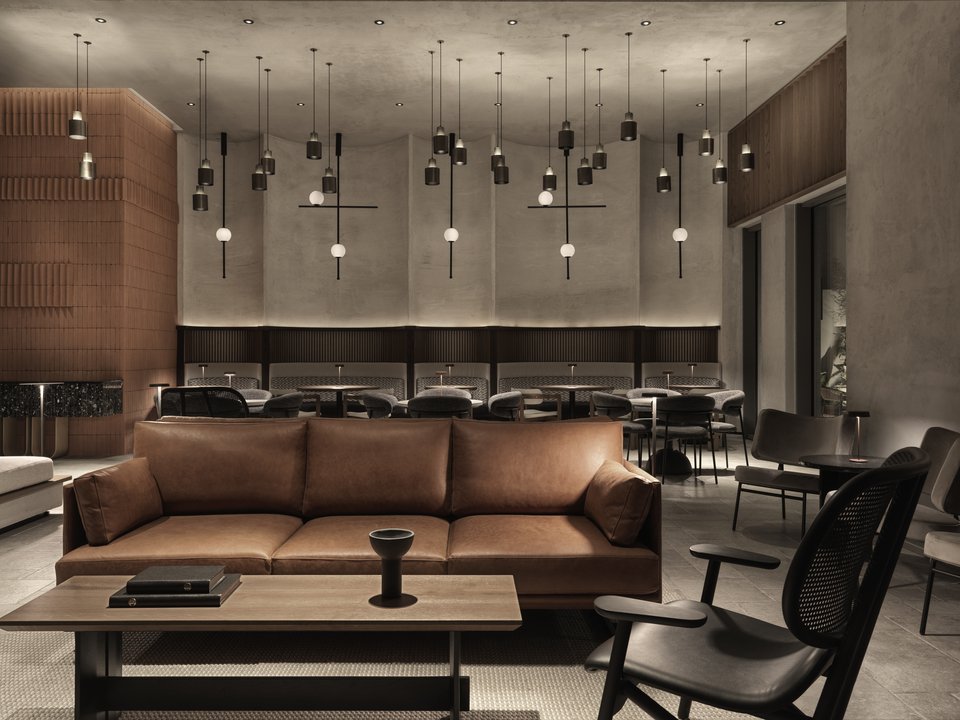 Το lounge area και το Samite Gastro Bar με την εντυπωσιακή σύνθεση design φωτιστικών