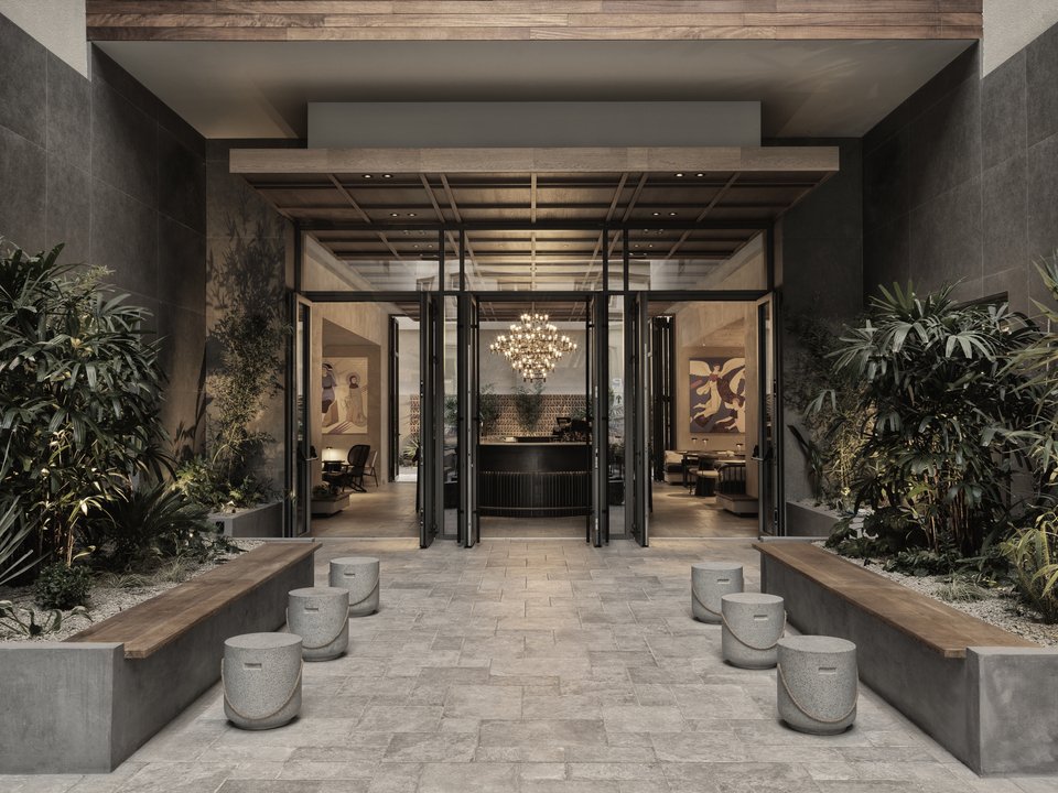 Η είσοδος του Monasty Hotel ισορροπεί μεταξύ μινιμαλισμού και μεγαλοπρέπειας, με τον εντυπωσιακό πολυέλαιο να κλέβει τις εντυπώσεις