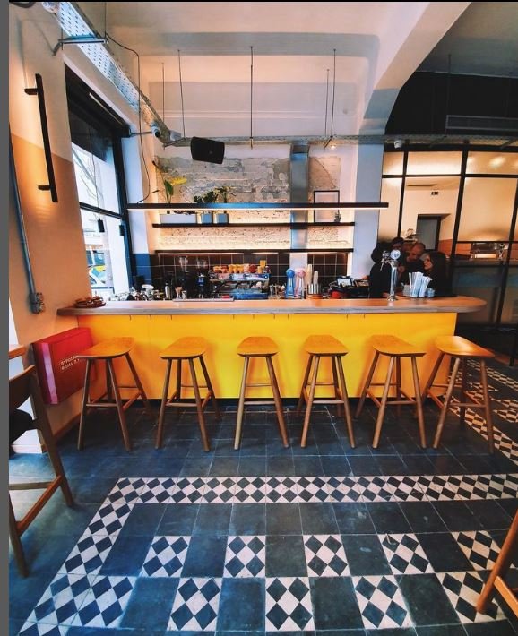 Το Νaif στη Λεοντίου 10, στην πίσω όψη της Στέγης του Ιδρύματος Ωνάση