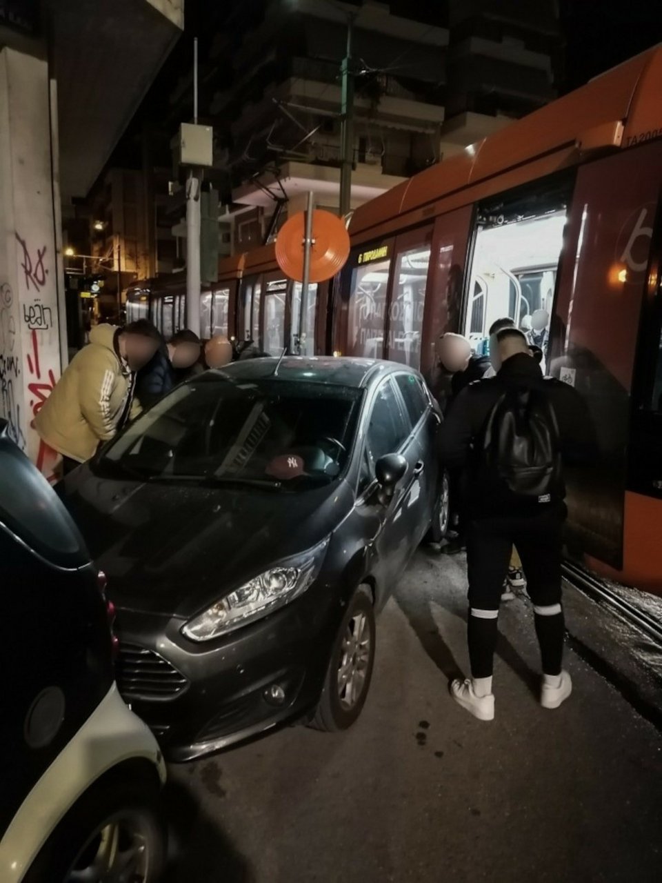 Επιβάτες μετακινούν το αυτοκίνητο που εμπόδιζε το τραμ στη Νέα Σμύρνη / EUROKINISSI