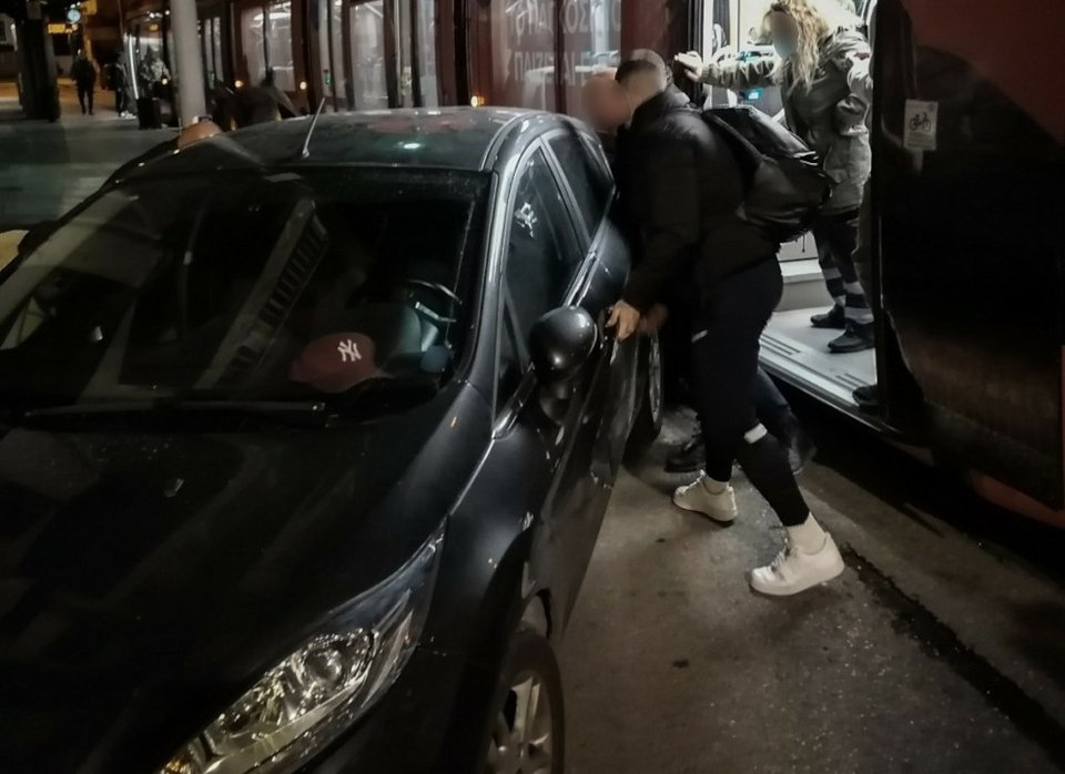 Επιβάτες μετακινούν το αυτοκίνητο που εμπόδιζε το τραμ στη Νέα Σμύρνη / EUROKINISSI