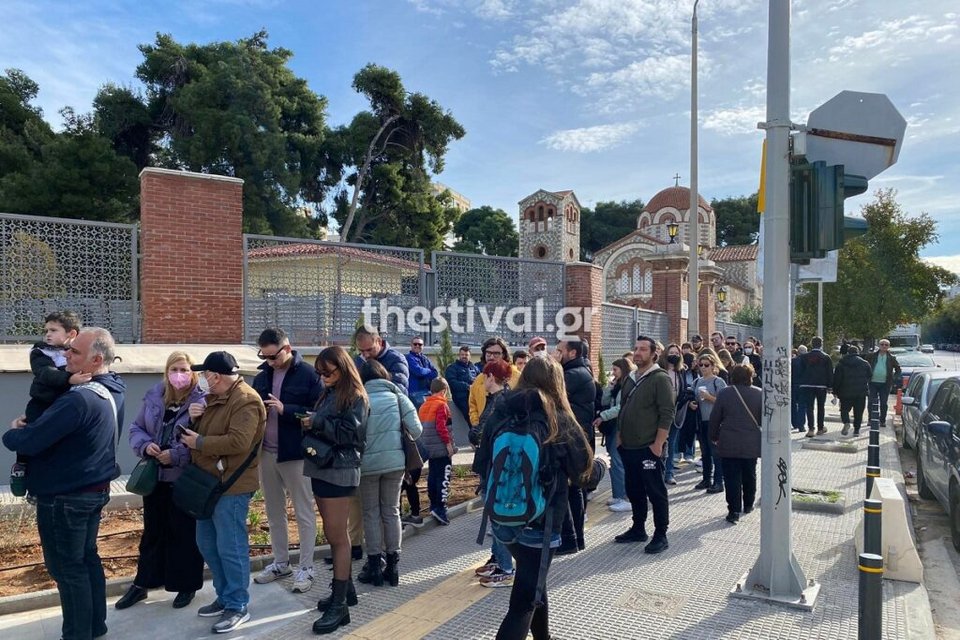 Αναμονή για ξενάγηση στο μετρό / thestival