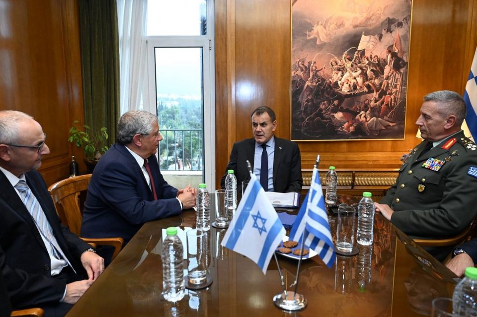 Ο ΥΕΘΑ Νίκος Παναγιωτόπουλος με τον γενικό διευθυντή του υπουργείου 'Αμυνας του Ισραήλ Αμίρ Έσελ