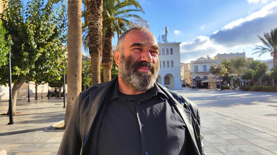 Ο πατέρας της Γαρυφαλλιάς έξω από τα δικαστήρια / cyclades24.gr