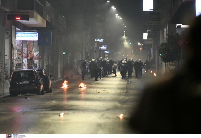 Επεισόδια στην Πάτρα μετά την πορεία για το Πολυτεχνείο -Φωτογραφία: Intimenews/ΑΛΕΞΟΠΟΥΛΟΣ ΑΝΔΡΕΑΣ