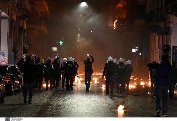 Επεισόδια στην Πάτρα μετά την πορεία για το Πολυτεχνείο -Φωτογραφία: Intimenews/ΑΛΕΞΟΠΟΥΛΟΣ ΑΝΔΡΕΑΣ