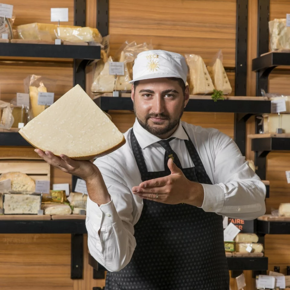 Ξακουστά ιταλικά τυριά σε μεγάλη ποικιλία στο πολυτελές ντελικατέσεν Peck Milano / Φωτογραφία: peck_milano/Instagram