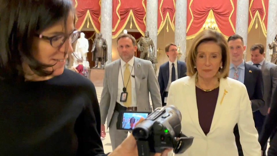 Η Αλεξάνδρα Πελόζι κινηματογραφεί την μητέρα της