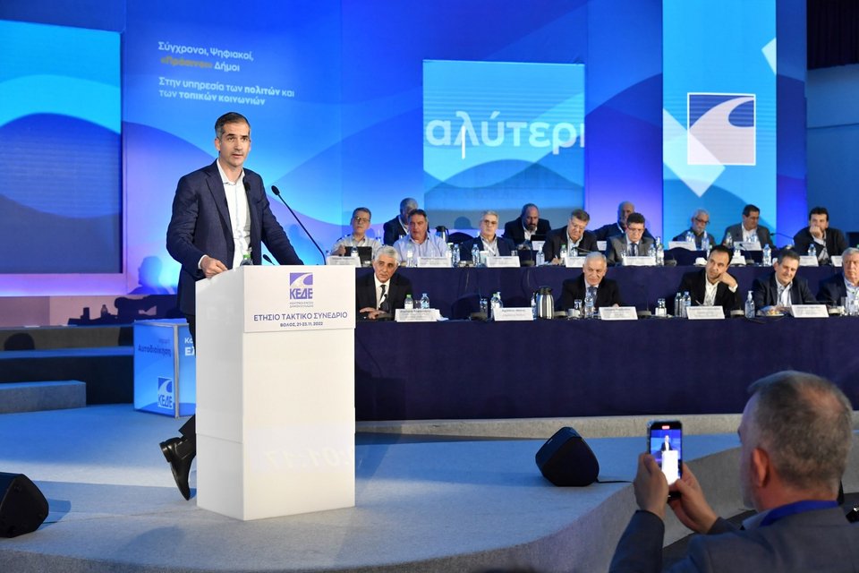 Ο δήμαρχος Αθηναίων Κώστας Μπακογιάννης κατά την παρέμβασή του στο ετήσιο τακτικό συνέδριο της ΚΕΔΕ, στο Βόλο