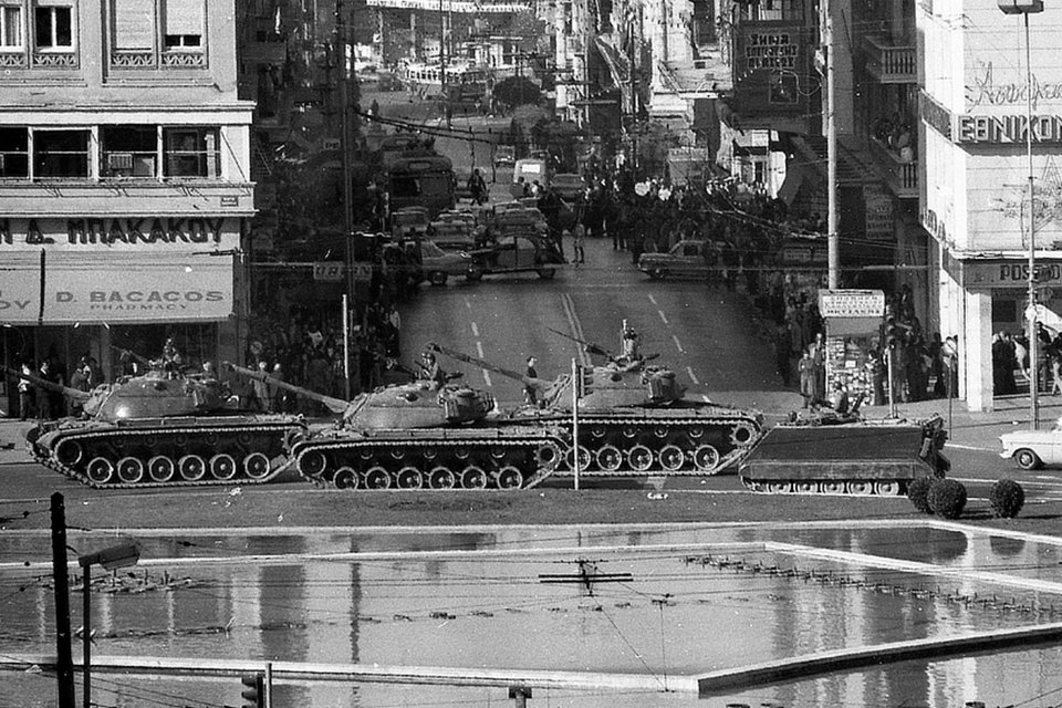 Τεθωρακισμένα στους δρόμους της Αθήνας τις ημέρες του Πολυτεχνείου