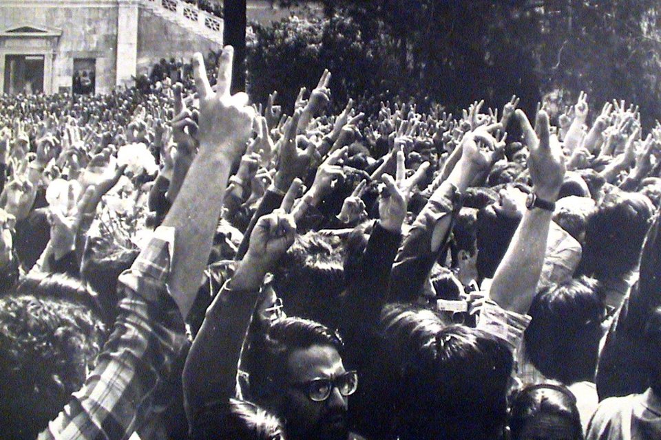 Φοιτητές με σηκωμένα τα χέρια σχημάτιζαν το σήμα της νίκης κατά της χούντας
