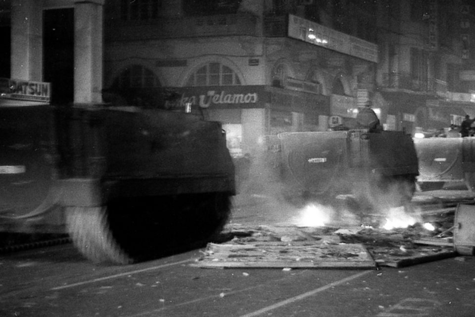 Εικόνα από τα γεγονότα του Πολυτεχνείου με τα τανκς στους δρόμους της Αθήνας