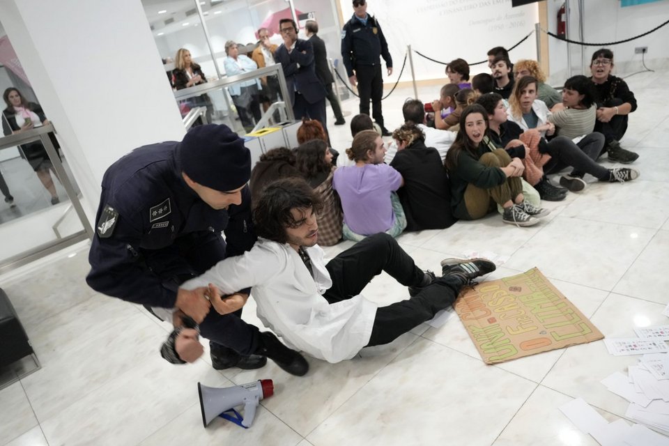 Εκατοντάδες διαδηλωτές στην Πορτογαλία