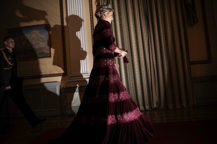 Η βασίλισσα της Ολλανδίας Μάξιμα προσέρχεται στο προεδρικό δείπνο / Φωτογραφία: Menelaos Myrillas / SOOC