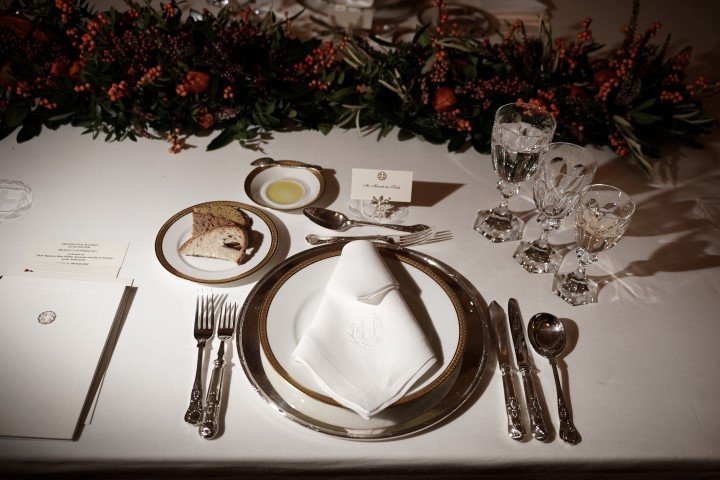 Ασημένια σερβίτσια και κρυστάλλινα ποτήρια σε ανεπίληπτη τάξη στο δείπνο προς τιμήν του βασιλικού ζεύγους της Ολλανδίας / Φωτογραφία: Menelaos Myrillas / SOOC 