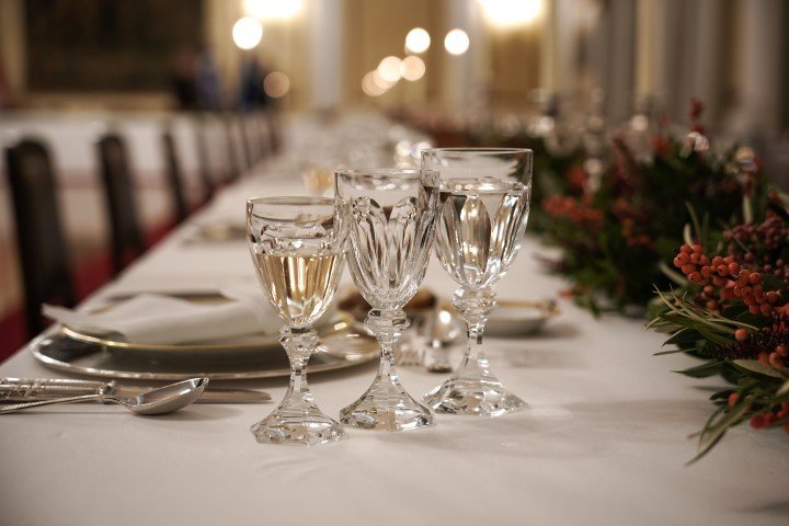 Ασημένια σερβίτσια και κρυστάλλινα ποτήρια σε ανεπίληπτη τάξη στο δείπνο προς τιμήν του βασιλικού ζεύγους της Ολλανδίας / Φωτογραφία: Menelaos Myrillas / SOOC 
