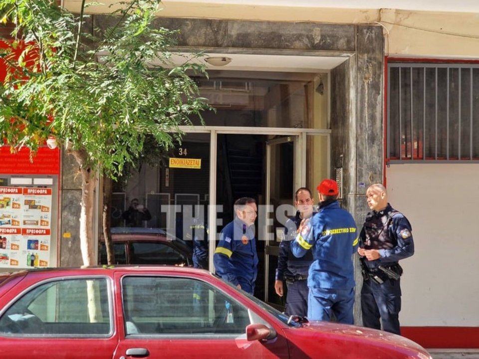 Πυροσβέστες στην είσοδο πολυκατοικίας στην Πάτρα / Thebest.gr