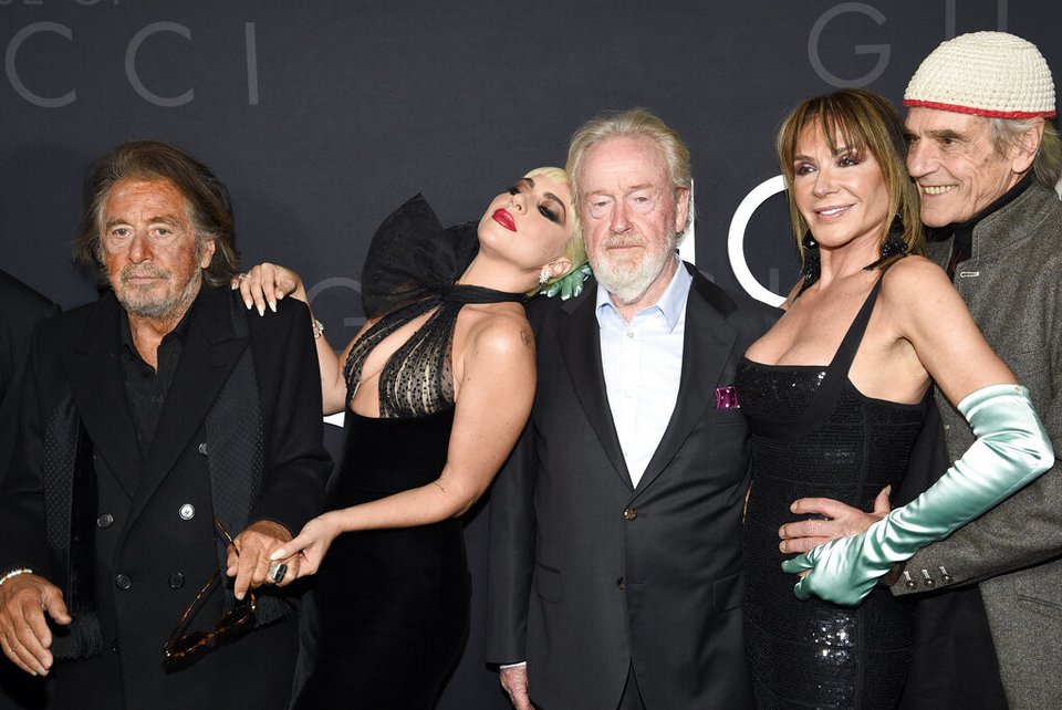 Ο Al Pacino, από αριστερά, η Lady Gaga, ο σκηνοθέτης Ridley Scott, η Giannina Facio και ο Jeremy Irons στην πρεμιέρα του "House of Gucci" στο Rose Theatre στο Jazz στο Lincoln Center την Τρίτη, 16 Νοεμβρίου 2021, στη Νέα Υόρκη
