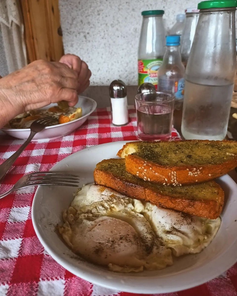 Brunch της γιαγιάς στο account @rizesmas με φωτογραφίες από τα χωριά της Ελλάδας / Φωτογραφία: rizesmas/Instagram