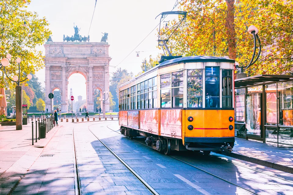 Το τραμ περνώντας μπροστά από το Arco della Pace στο Μιλάνο / Φωτογραφία: Shutterstock