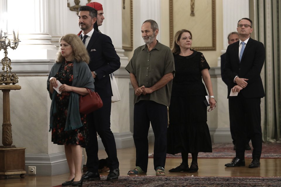 Στη σειρά για τη χειραψία στο Προεδρικό -Φωτογραφία Pool: Intimenews/ΓΙΑΝΝΗΣ ΛΙΑΚΟΣ