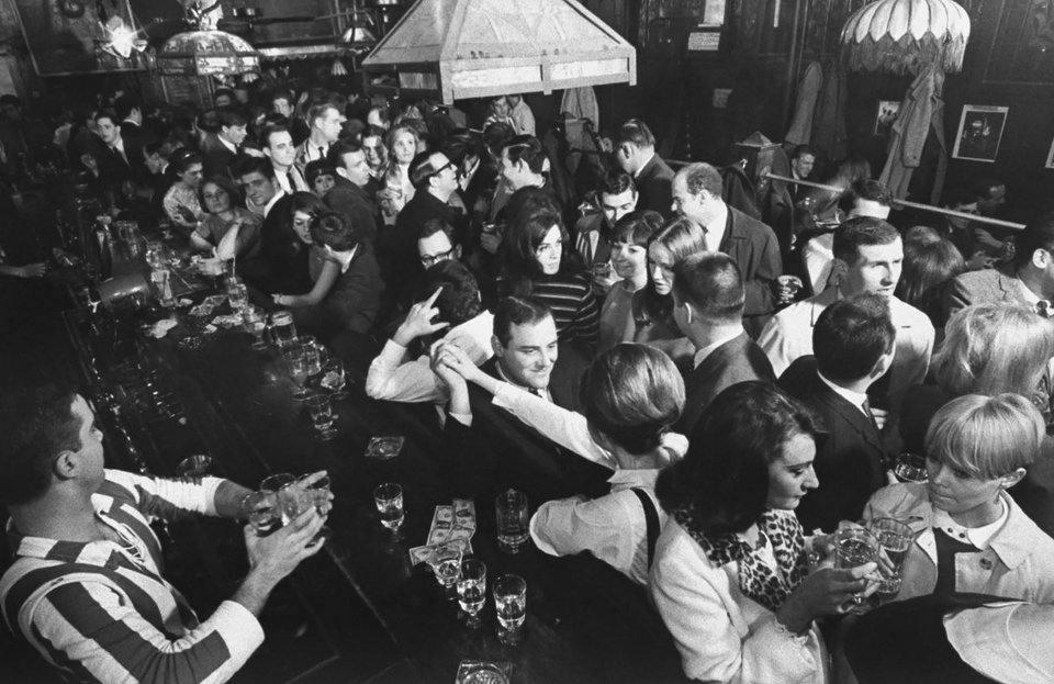  Τα εγκαίνια του TGI Fridays στην Upper East Side του Μανχάταν το 1965 