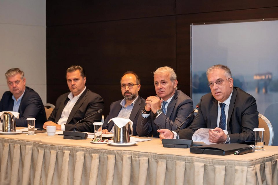 Ο Τάκης Θεοδωρικάκος στη συνεδρίαση του Γενικού Συμβουλίου της ΠΟΑΣΥ