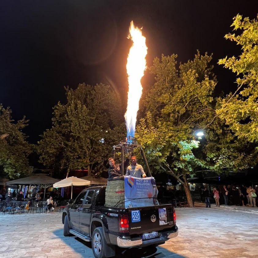 Παρέλαση στη Θήβα πριν την έναρξη του αγώνα