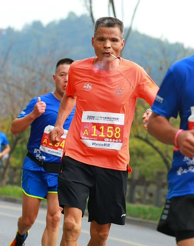 Ο 50χρονος αθλητής τρέχει με ένα τσιγάρο στο χέρι