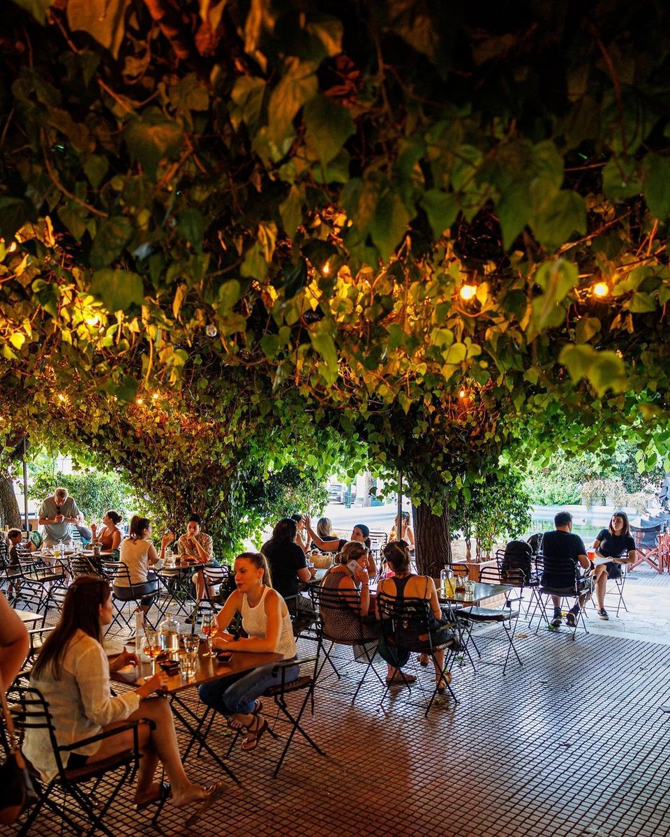Τα τραπεζάκια του Pizza Flower στην πλατεία Μαβίλη, κάτω από τις μουριές, είναι μια όαση πρασίνου μέσα στην καρδιά της Αθήνας.