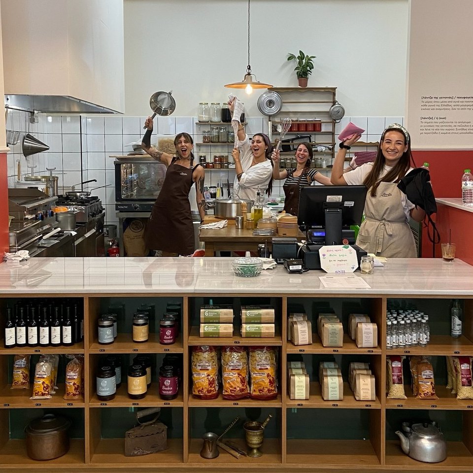 Στην κουζίνα του ταχυφαγείου Η Λόντζας της γειτονιάς στα Εξάρχεια, που σερβίρει γιαγιαδίστικο φαγητό / Φωτογραφία: lontza.tis.geitonias/Instagram