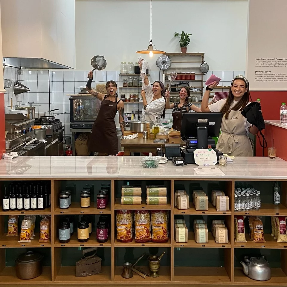 Η Αγάπη Μιχελή και η ομάδα της στην κουζίνα / Φωτογραφία: lontza.tis.geitonias/Instagram