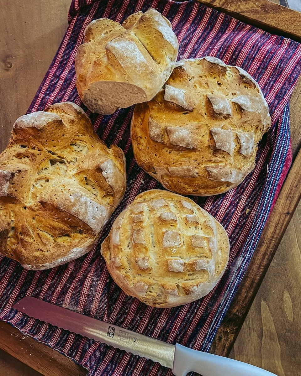 Το ψωμί το ζυμώνει και το φουρνίζει η σεφ της «Λόντζας», η Αγάπη Μιχελή, καθημερινά / Φωτογραφία: lontza.tis.geitonias/Instagram
